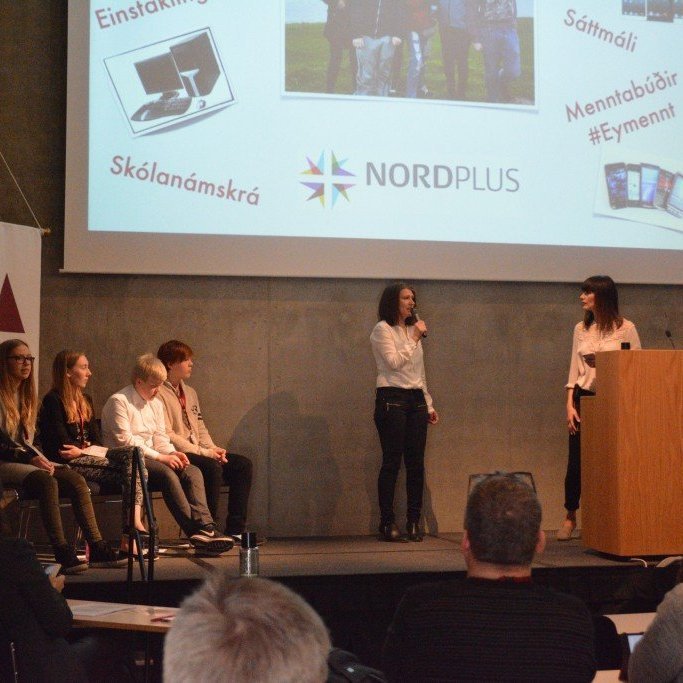 Helena Sigurðardóttir og Margrét Þóra Einarsdóttir, kennarar í Brekkuskóla á Akureyri fluttu eitt af aðalerindum ráðstefnunnar ásamt nemendum sínum.